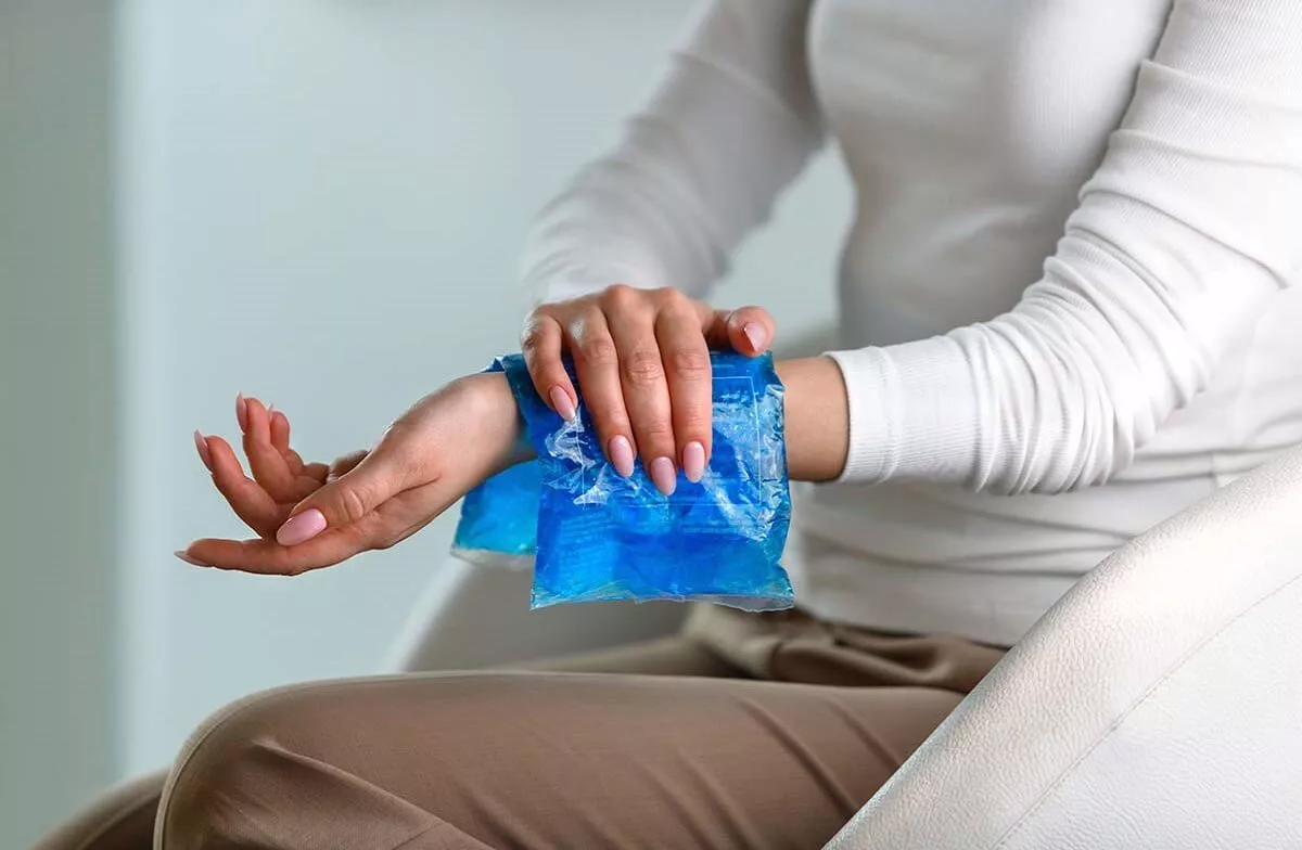 woman-applying-cold-compress-to-a-her-painful-wrist